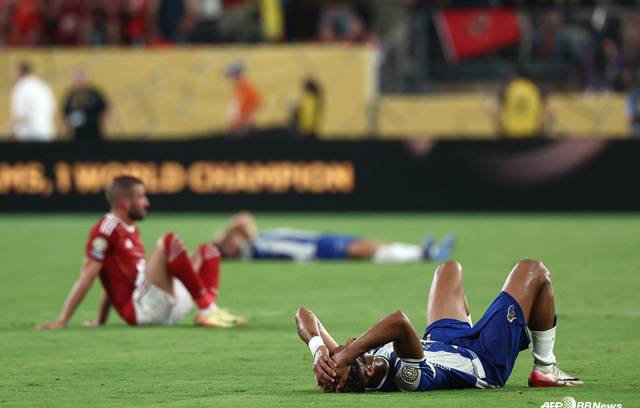 조별리그 탈락에 아쉬워하는 알 아흘리(빨간색 유니폼)와 FC포르투. /AFPBBNews=뉴스1