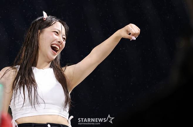 [★화보]KT 이서윤 '폭우에도' 멈출수 없는 응원