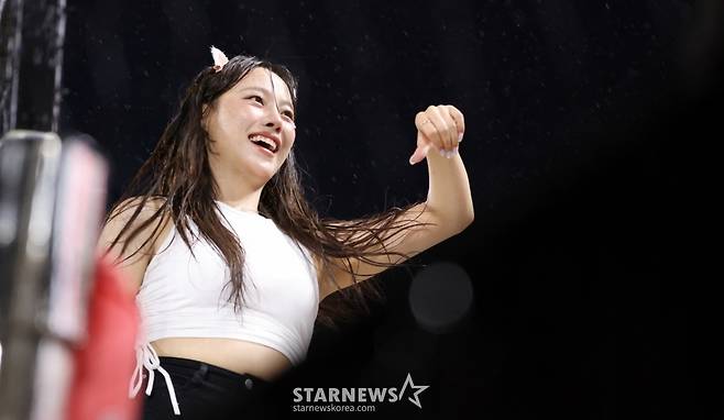 [★화보]KT 이서윤 '폭우에도' 멈출수 없는 응원