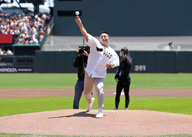 'KBO 리그의 살아있는 레전드' 김태균이 샌프란시스코 자이언츠 홈 구장인 오라클 파크를 찾아 시구를 하고 있다. /사진=티케이오시비 제공