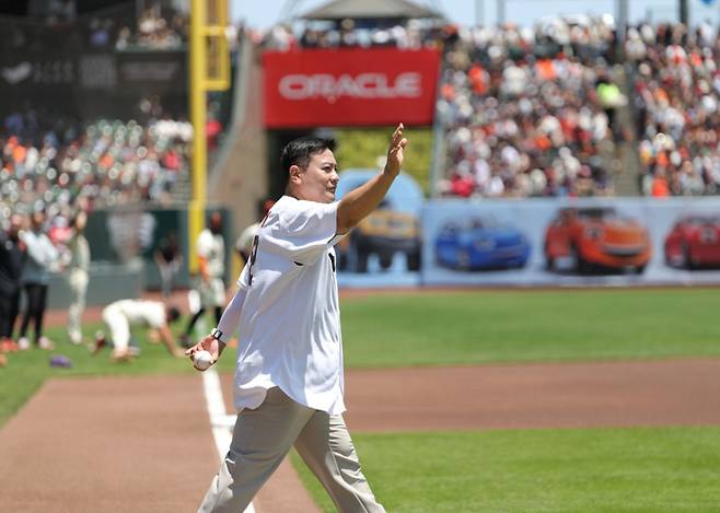 'KBO 리그의 살아있는 레전드' 김태균이 샌프란시스코 자이언츠 홈 구장인 오라클 파크를 찾아 시구를 하러 나서고 있다. /사진=티케이오시비 제공