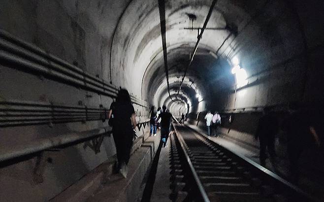 지난 5월 31일 발생한 서울 지하철 5호선 방화 사건으로 인해 시민들이 대피하고 있다.[사진｜뉴시스]