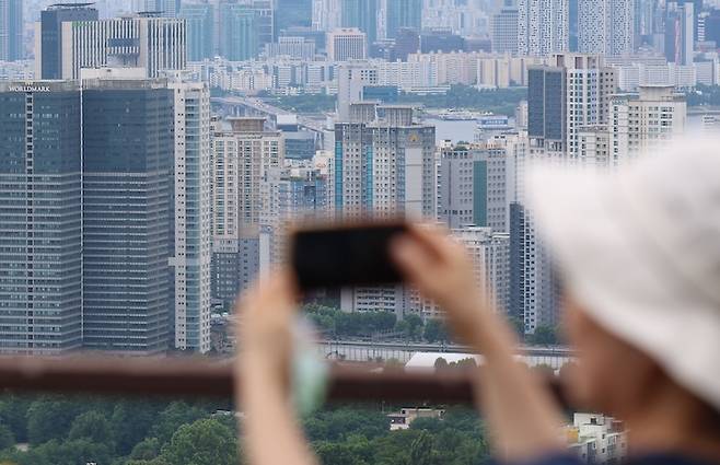 서울 아파트를 중심으로 다시 주택 가격이 상승하고 있다. 남산에서 바라본 서울시 중구 일대. [사진 | 뉴시스]