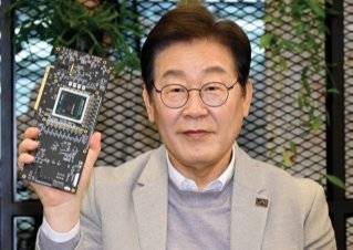 이재명 대통령이 대선 후보 시절이던 4월 14일 서울 강남구에 있는 인공지능(AI)·반도체 스타트업 퓨리오사AI 사무실을 찾아 신경망처리장치(NPU)를 들어 보이고 있다. 뉴시스