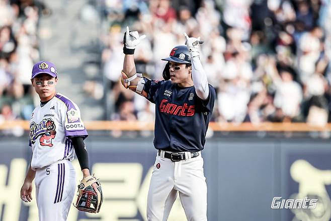 롯데 자이언츠 외야수 김동혁이 올해 정규시즌 경기에서 세리머니하고 있다. 롯데 자이언츠