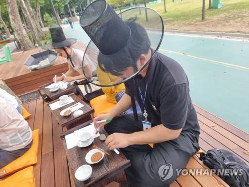 돌에 그림 그려볼까 (서울=연합뉴스) 서윤호 인턴기자 = 지난 19일 오후 서울 동작구 보라매공원에서 '정원을 여행하는 돌: 서울정원 여행자' 프로그램 진행 중 참가자들이 돌에 그림을 그렸다. 2025.6.24