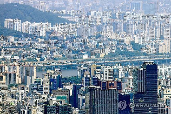 서울 아파트  (성남=연합뉴스) 신현우 기자 = 22일 경기도 성남시 청계산 매바위에서 바라본 서울 서초구·강남구(아래)와 한강 이북 아파트 단지. 2025.6.22 nowwego@yna.co.kr