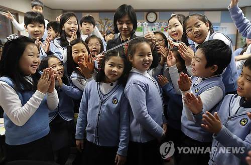 '방학 동안 얼마나 컸나?'     (서울=연합뉴스) 이지은 기자 = 서울 시내 초등학교가 개학을 시작한 21일 오전 서울 동대문구 장안동 은석초등학교에서 선생님이 학생들의 키를 자로 재고 있다. 2015.1.21