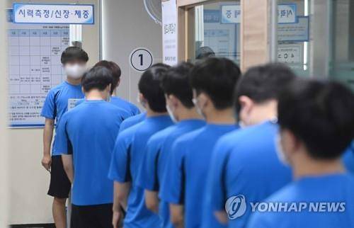 병역판정검사  (수원=연합뉴스) 2021년 첫 병역판정검사가 실시된 17일 오전 경기 수원시 팔달구 경인지방병무청에서 입영 대상자들이 신체검사를 받고 있다. 2021.2.17 [경기사진공동취재단]