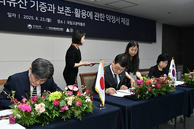 지난 23일 열린 기증협약식 모습  왼쪽부터 사토 다카오 고토쿠인 주지, 최응천 국가유산청장, 김정희 국외소재문화유산재단 이사장 [국가유산청 제공. 재판매 및 DB 금지]