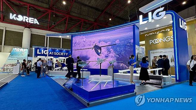LIG넥스원, 인도 디펜스 전시회 참가 (서울=연합뉴스) LIG넥스원은 오는 15일까지 인도네시아 자카르타에서 열리는 국제 방산전시회 인도 디펜스(Indo Defence)에 참가한다고 11일 밝혔다. 사진은 인도 디펜스 LIG넥스원 부스 전경. 2025.6.11 [LIG넥스원 제공. 재판매 및 DB 금지] photo@yna.co.kr