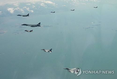 한미 연합공중훈련     (서울=연합뉴스) 국방부는 15일 미국 B-1B 전략폭격기가 전개한 가운데 한미 연합공중훈련을 실시했다고 밝혔다. 우리 공군의 F-35A, F-16 전투기와 미국의 F-16 전투기 등이 한미 연합공중훈련에 참여하고 있다. 2025.4.15 [국방부 제공. 재판매 및 DB 금지]
    photo@yna.co.kr
(끝)