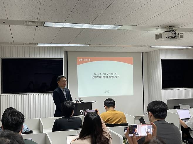 부산 연고 이전에 관해 설명하는 권철근 OK저축은행 단장 [촬영 이대호]
