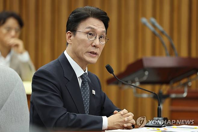 답변하는 김민석 총리 후보자 (서울=연합뉴스) 김주성 기자 = 김민석 국무총리 후보자가 24일 서울 여의도 국회에서 열린 인사청문회에서 의원질의에 답변하고 있다. 2025.6.24 utzza@yna.co.kr