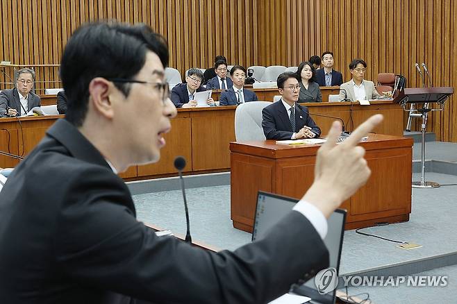 김민석 국무총리 후보자 인사청문회 (서울=연합뉴스) 박동주 기자 = 김민석 국무총리 후보자가 24일 서울 여의도 국회에서 열린 인사청문회에서 국민의힘 주진우 의원의 신상 발언을 듣고 있다. 2025.6.24 pdj6635@yna.co.kr