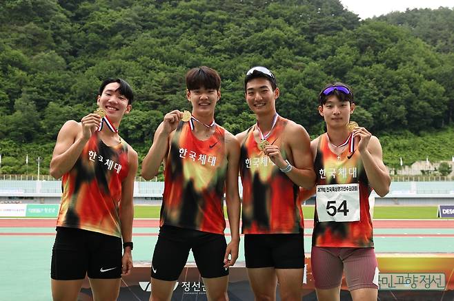 육상 남자 400ｍ 계주 한국 대학 신기록을 세운 한국체대 계주팀 (서울=연합뉴스) 한국체대 남자 400ｍ 계주팀이 24일 강원 정선종합운동장에서 열린 제79회 전국육상경기선수권대회 남자부 1,600ｍ 결선에서 한국 대학 신기록을 세우며 우승한 뒤, 기념촬영하고 있다. 왼쪽부터 김준성, 김승호, 조휘인, 김은섭. [대한육상연맹 제공. 재판매 및 DB 금지]