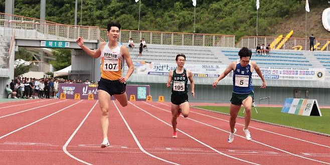 고승환, 전국육상경기선수권 남자 200ｍ 우승 (서울=연합뉴스) 고승환(왼쪽)이 24일 강원 정선종합운동장에서 열린 제79회 전국육상경기선수권대회 남자 200ｍ 결선에서 가장 먼저 결승선을 통과하고 있다. [대한육상연맹 제공. 재판매 및 DB금지]