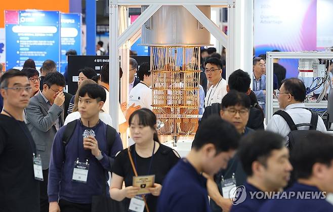 퀀텀 코리아 2025 찾은 관람객들 (서울=연합뉴스) 김도훈 기자 = 24일 서울 서초구 aT센터에서 열린 '퀀텀 코리아 2025'에서 양자 컴퓨터 모형 주위로 관람객들이 붐비고 있다.
    과학기술정보통신부와 퀀텀코리아2025조직위가 주최한 국내 대표 양자 기술행사인 퀀텀 코리아 2025는 26일까지 진행된다. 2025.6.24 superdoo82@yna.co.kr