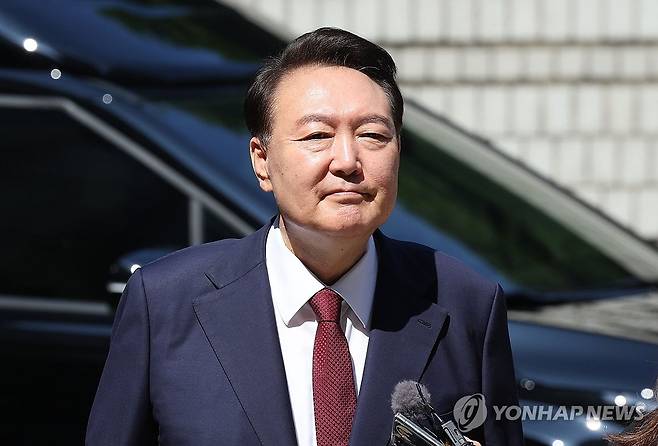 내란혐의 8차 공판 출석하는 윤석열 전 대통령 (서울=연합뉴스) 윤석열 전 대통령이 23일 서울 서초구 서울중앙지방법원에서 열린 내란 우두머리 혐의·직권남용 권리행사 방해 혐의 사건 8차 공판에 출석하고 있다. 2025.6.23[사진공동취재단] photo@yna.co.kr