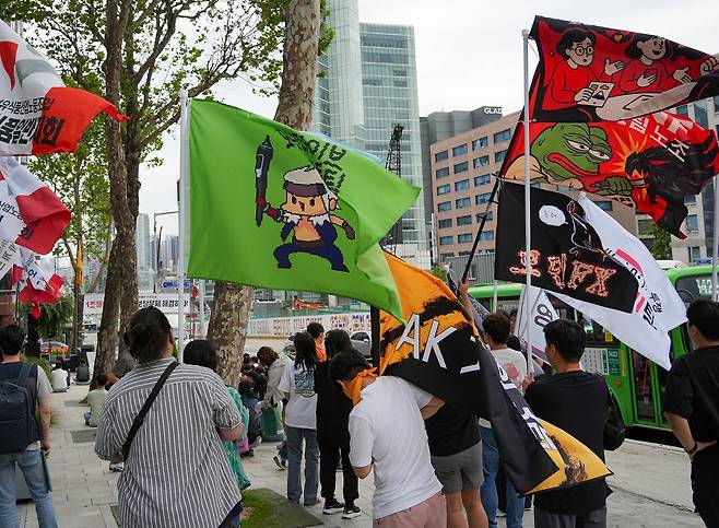 게임사 노동조합의 이색 깃발     (서울=연합뉴스) 김주환 기자 = 24일 서울 강남구 네오플 서울지사 사옥 앞에서 민주노총 화학섬유식품노조 넥슨지회 네오플분회 관계자들이 집회를 준비하고 있다.
    네오플분회는 이날 서울지사, 25일 제주 본사에서 각각 집중 결의대회를 열고 다음날부터 3일간 전면 파업에 돌입한다고 이날 밝혔다. 2025.6.24 jujuk@yna.co.kr