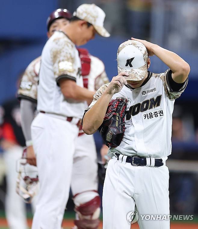 물러나는 김윤하 (서울=연합뉴스) 김도훈 기자 = 24일 서울 고척스카이돔에서 열린 프로야구 2025 신한 SOL 뱅크 KBO리그 KIA 타이거즈와 키움 히어로즈 경기. 5회초 무사 만루 키움 선발 김윤하가 강판돼 더그아웃으로 향하고 있다. 2025.6.24 superdoo82@yna.co.kr