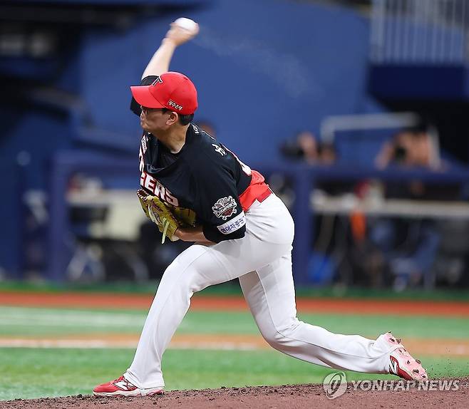 성영탁의 힘찬 투구 (서울=연합뉴스) 김도훈 기자 = 24일 서울 고척스카이돔에서 열린 프로야구 2025 신한 SOL 뱅크 KBO리그 KIA 타이거즈와 키움 히어로즈 경기. 6회말 교체 투입된 KIA 성영탁이 역투하고 있다. 2025.6.24 superdoo82@yna.co.kr