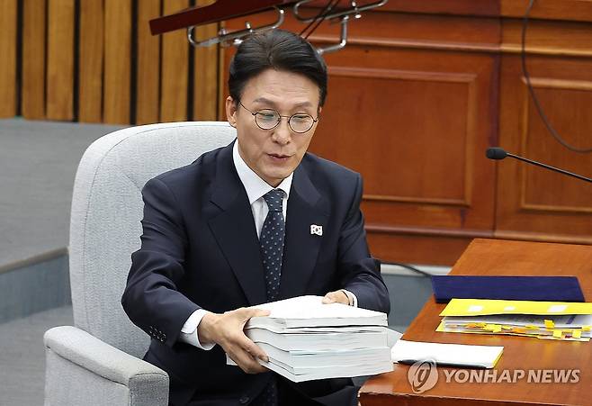 자료 정리하는 김민석 총리 후보자 (서울=연합뉴스) 김주형 기자 = 김민석 국무총리 후보자가 24일 서울 여의도 국회에서 열린 인사청문회에서 답변 자료를 정리하고 있다. 2025.6.24 kjhpress@yna.co.kr