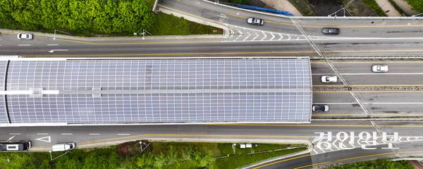 지난 2020년 화재사고로 전소된 수원시 하동IC 방음터널이 지자체 간 갈등과 소송 등의 영향으로 지연된 끝에 5년 만에 완전 복구됐다. 사진은 24일 오전 차량 통행이 원활해진 하동IC 방음터널 모습. 2025.6.24 /이지훈기자 jhlee@kyeongin.com