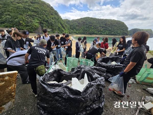 신한대 대마도 역사 비전기행에 참가 중인 학생들이 25일 일본 대마도 카츠미 해변에서 해양봉사 활동의 일환으로 해변 쓰레기를 치우고 있다. 이곳 해변에 떠밀려 오는 해양 쓰레기의 40%는 한국발 쓰레기라고 한다. 2025.6.25 대마도/최재훈기자 cjh@kyeongin.com