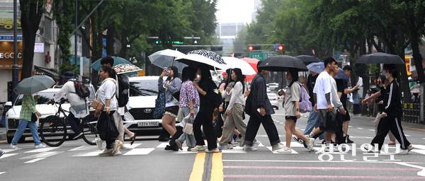 비가 내린 25일 오후 수원역 인근 횡단보도에서 우산을 쓴 시민들이 발걸음을 재촉하고 있다. 2025.6.25 /최은성기자 ces7198@kyeongin.com