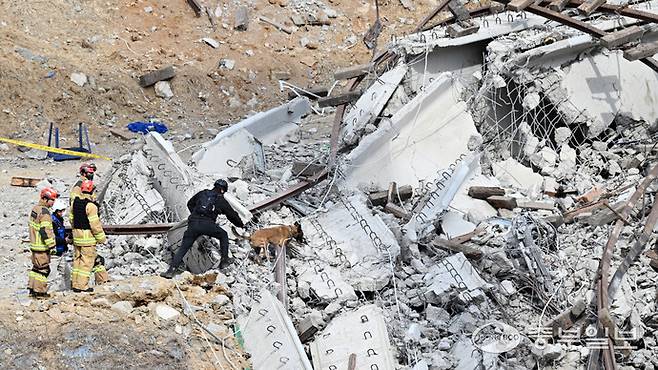 서울세종고속도로 안성∼용인 구간 연결공사 교량 작업 중 건설 현장에서 교량이 무너지는 사고가 일어났다. 사진=중부일보DB