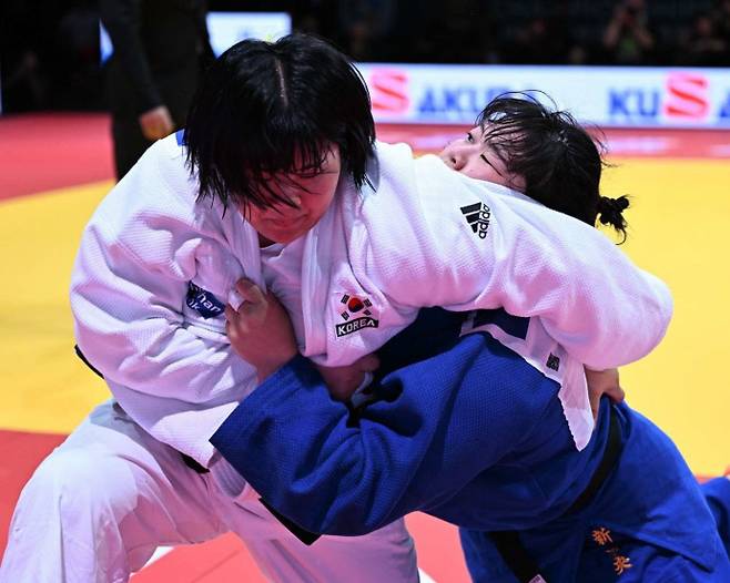 20일(한국시간) 헝가리 부다페스트에서 열린 2025 국제유도연맹(IJF) 세계선수권 여자 최중량급 결승에서 김하윤(안산시청)이 아라이 마오(일본)에게 기술을 걸고 있다. 사진=국제유도연맹