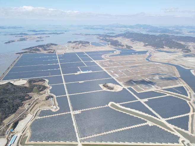 신안군의 '햇빛연금'은 재원 동반 기본소득 모델의 가장 성공적인 사례로 꼽힌다. 사진은 하늘에서 바라본 신안군의 태양광발전시설. /신안군 제공