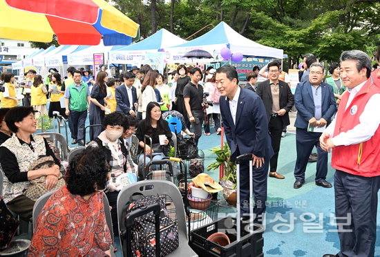 ▲ 서동욱 남구청장이 베스트 행정서비스의 날을 맞아 삼산동 주민들을 격려하고 있다.