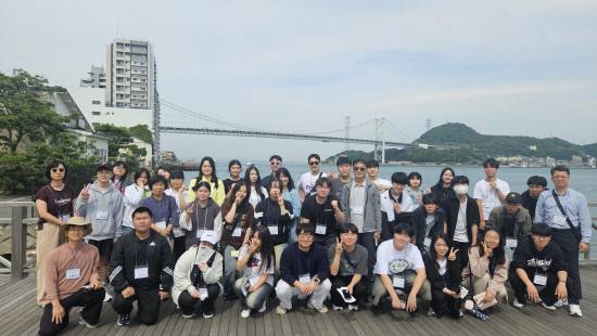 저희들 뒤로 보이는 바다가 시모노세키 간몬해협이에요. 그 위를 지나는 다리가 간몬대교인데요 일본 혼슈와 큐슈를 잇는 다리랍니다. 이런 곳에서 기념사진 안찍으면 섭섭하겠죠.