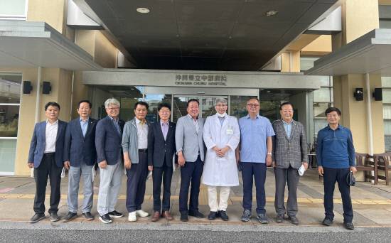 경남도의회 문화복지위원회 위원들이 24일 일본 오키나와현 현립 중부병원을 방문해 기념촬영하고 있다. 사진=도의회