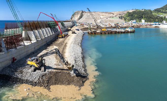 수면 위 높이는 작업과 매립작업이 병행되고 있다. /자료사진