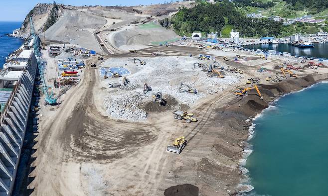 매립공사가 한창 진행되고 있다. /자료사진