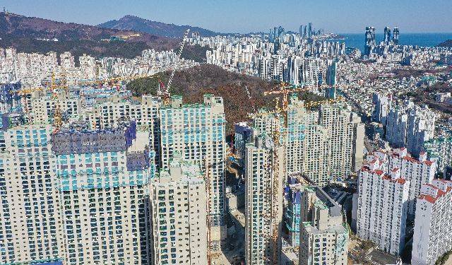부산의 아파트 건설 현장 전경. 김종진 기자 kjj1761@