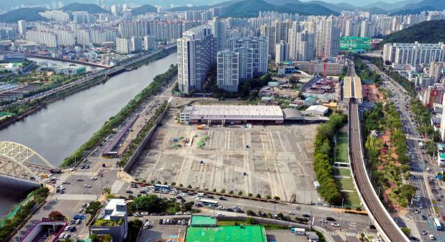 부산 해운대구 재송동에 위치한 옛 한진 컨테이너 야적장(CY)에 들어설 ‘르엘 리버파크 센텀’이 다음 달 11일 견본주택을 열고 본격적인 분양 일정에 돌입한다. 부산일보DB