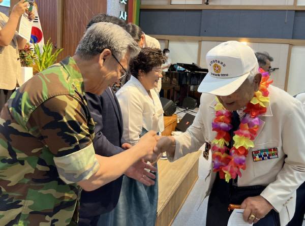 22일 포항 양포교회에서 6·25 참전용사들을 맞이하는 김진동 목사.