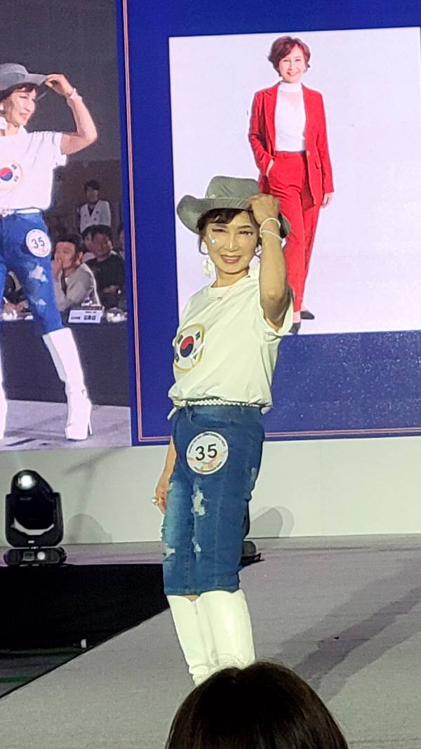 '2025 전국 미즈·시니어 모델대회'에서 35번 참가자 김정숙씨가 런웨이에서 자태를 뽐내고 있다. 이봉한기자