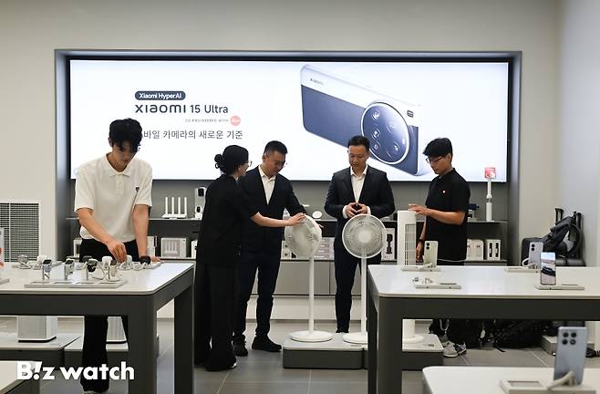 샤오미코리아가 25일 오전 서울 여의도 IFC몰 여의도점에 첫 공식 오프라인 매장 '샤오미 스토어'를 오픈하고 있다./사진=이명근 기자 qwe123@