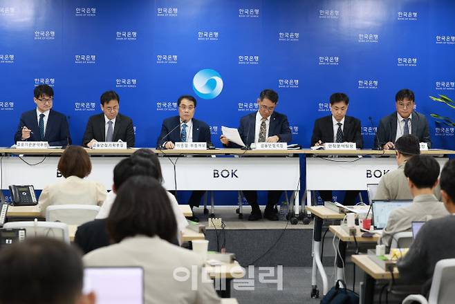 25일 오전 서울 중구 한국은행에서 열린 금융안정보고서(2025년 6월) 설명회.  이종한(왼쪽부터) 금융기관분석부장, 임광규 금융안정기획부장, 이종렬 부총재보, 장정수 금융안정국장, 문용필 안정분석팀장, 고경철 전자금융팀장