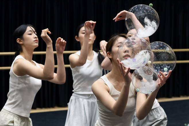 제28회 크리틱스초이스댄스페스티벌 제작발표회가 열린 25일 서울 종로구 대학로예술극장에서 박소영 안무가의 작품 ‘찬란한 침잠’ 시연을 하고 있다. (사진=뉴시스)