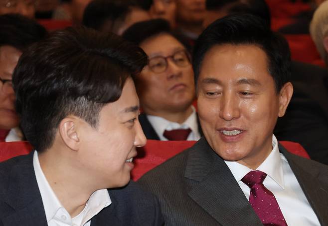 오세훈 서울시장과 이준석 개혁신당 의원이지난 3월 서울 여의도 국회 의원회관에서 열린 지방분권형 헌법 개정 국회 대토론회에서 대화하고 있다. (사진 = 뉴시스)