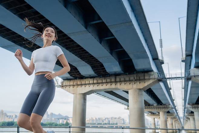 걷기는 시간과 장소, 비용의 제약 없이 누구나 쉽게 할 수 있는 운동이지만 똑같이 걷기만 하다 보면 지루해지고 여러 근육을 사용하지 못하게 된다. [사진=게티이미지뱅크]