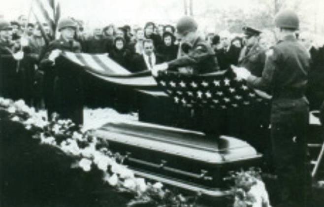 미군 병사들이 6·25전쟁에 참전한 라트비아 용사인 아이바르스 카를리스 살레니엑스의 관에 성조기를 씌우는 모습.(라트비아 전쟁박물관 제공)