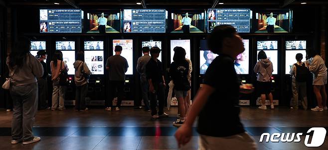 서울 시내 한 영화관이 관람객들로 붐비고 있다. (자료사진) 2023.9.30/뉴스1 ⓒ News1 김도우 기자