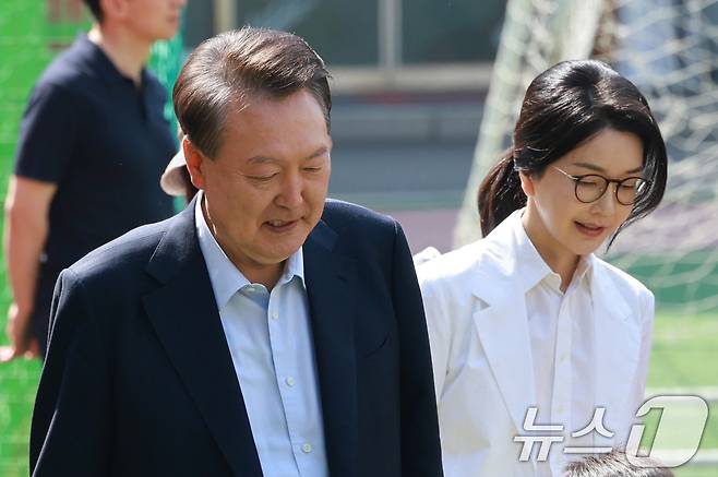 제 21대 대통령 선거일인 3일 오전 윤석열 전 대통령과 김건희 여사가 서울 서초구 원명초등학교에 마련된 서초4동 제3투표소로 이동하고 있다. (공동취재) 2025.6.3/뉴스1 ⓒ News1 김명섭 기자